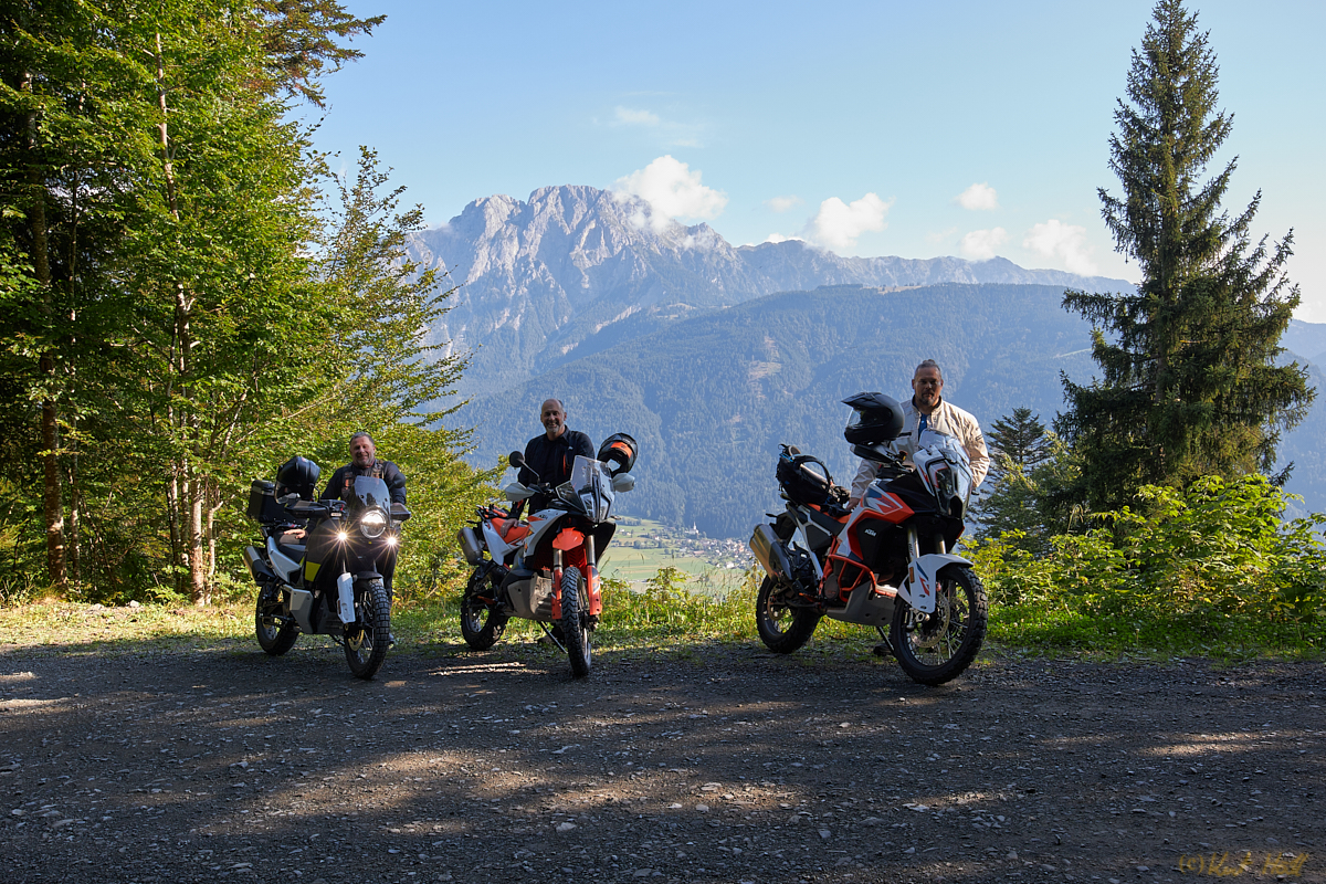 Motorradtrip Friaul-HR-Zeljava 001
Keywords: Menschen,Bekannte Personen,Herbert Kreuzwieser,Kurt,Otto Kornexel,On Tour,Motorradtour,Friaul_Zeljava_2024,Technik,Motorrad,Husqvarna Norden 901,KTM 890 Adventure R,Kurtis Motorräder,KTM 1290 Super Adventure R