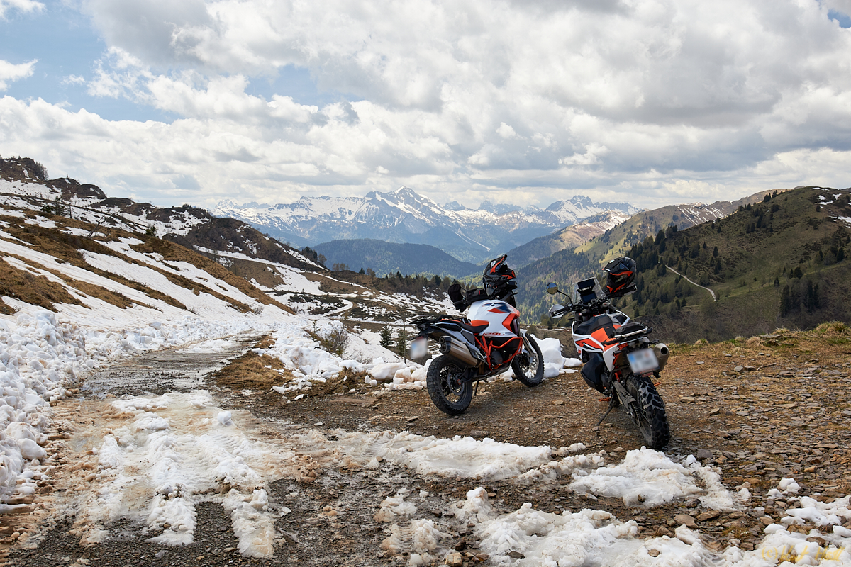 Endurowandern SLO-Friaul Mai-2024 026
Tour - Friaul. Wieder 1800m und wieder Schnee... Hilft nix da gehts jetzt runter. :)
Keywords: On Tour,Motorradtour,Slowenien_Friaul_Schotter_Mai-2024