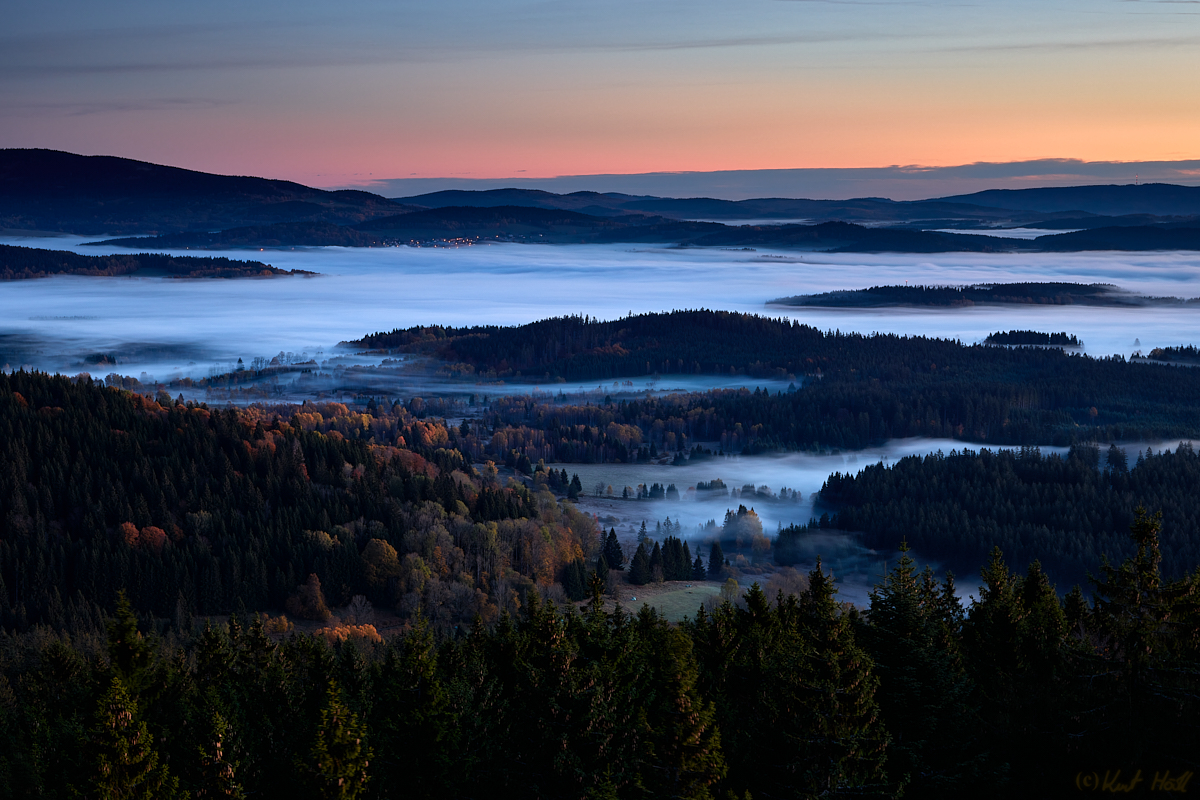 Sonnenaufgang am Moldausee -3-
Keywords: Ausrüstung,Stativ,Jahreszeit,Herbst,Natur,Baum,Wald,Landschaft,Stimmung,Morgenlicht,Sonnenaufgang,Von Menschen gebaut,Aussichtsturm,Moldaublick,Blaue Stunde,Wetter,Nebel,Grauverlauffilter,Bearbeitungstechnik,Nik