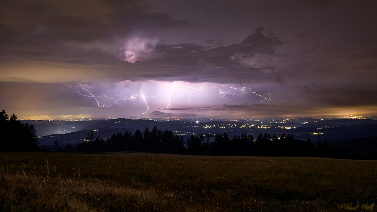 Gewaltiges Spektakel...
Immer wieder beeindruckend so was zu beobachten.
Keywords: Aufnahmetechnik,Langzeitbelichtung,Nachtaufnahme,Ausrüstung,Stativ,Jahreszeit,Sommer,Natur,Himmel,Wolke,Landschaft,Ort,Deutschland,Bayern,Untergrießbach,Stimmung,Düster,Mystisch,Wetter,Bewölkt,Gewitter,Gewitterleuchten,Gewitterwolke,K