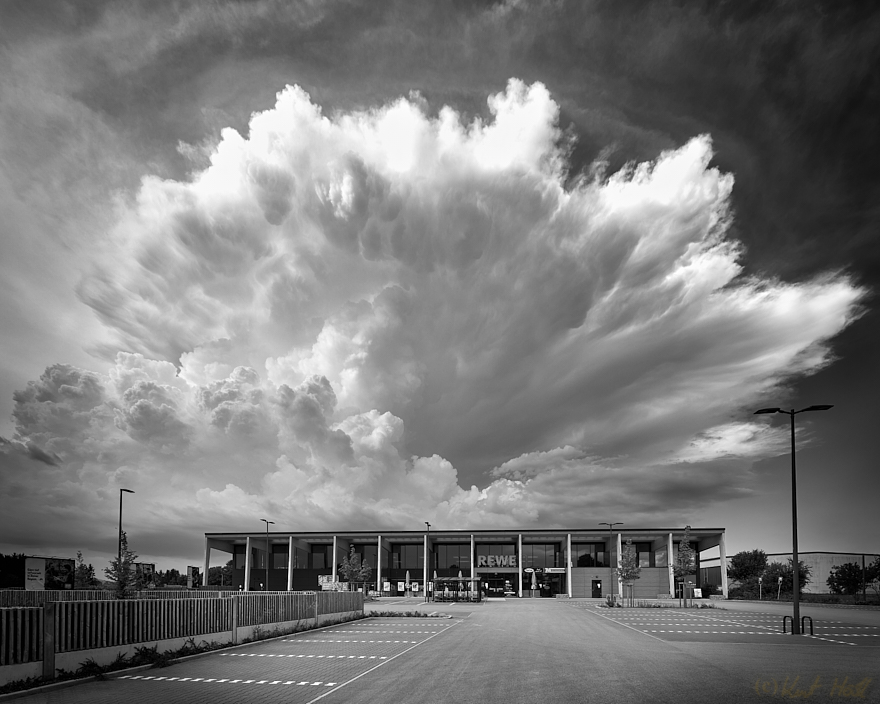 Gewitterwolke..
Kurz bevor es los ging.
Keywords: REWE,Aufnahmetechnik,Freihand,Jahreszeit,Sommer,Natur,Himmel,Wolke,Wetter,Bewölkt,Gewitter,Gewitterwolke,Bearbeitungstechnik,Schwarz Weiss,Nik