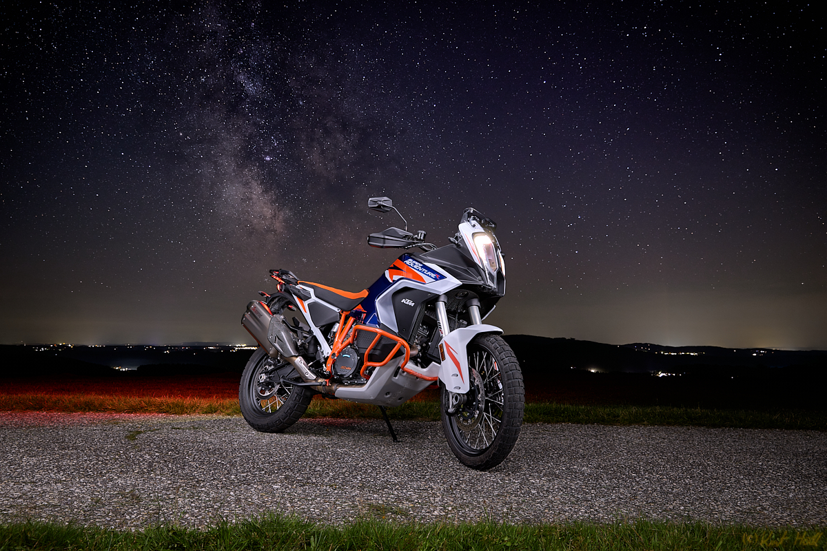 Unter der Milchstraße..
KTM 1290 Super Adventure R
Keywords: Ort,Deutschland,Bayern,Wegscheid,Ponzaun,Aufnahmetechnik,Langzeitbelichtung,Nachtaufnahme,Milchstrasse,Lightpainting,Sterne,Timeblending,Ausrüstung,LED Stab,Stativ,Bearbeitungstechnik,Sequator,Jahreszeit,Sommer,Technik,Motorrad,Kurtis Motorräder